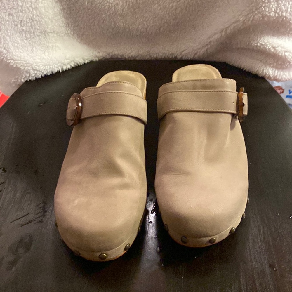 MIA clogs
